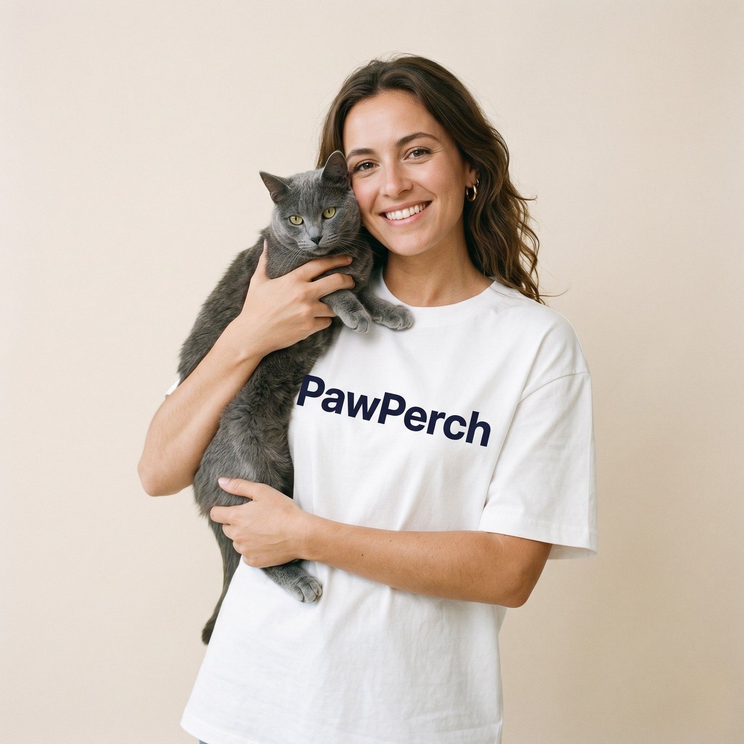Fondatrice PawPerch tenant un chat gris chartreux - marque française de lits de bureau pour chat
